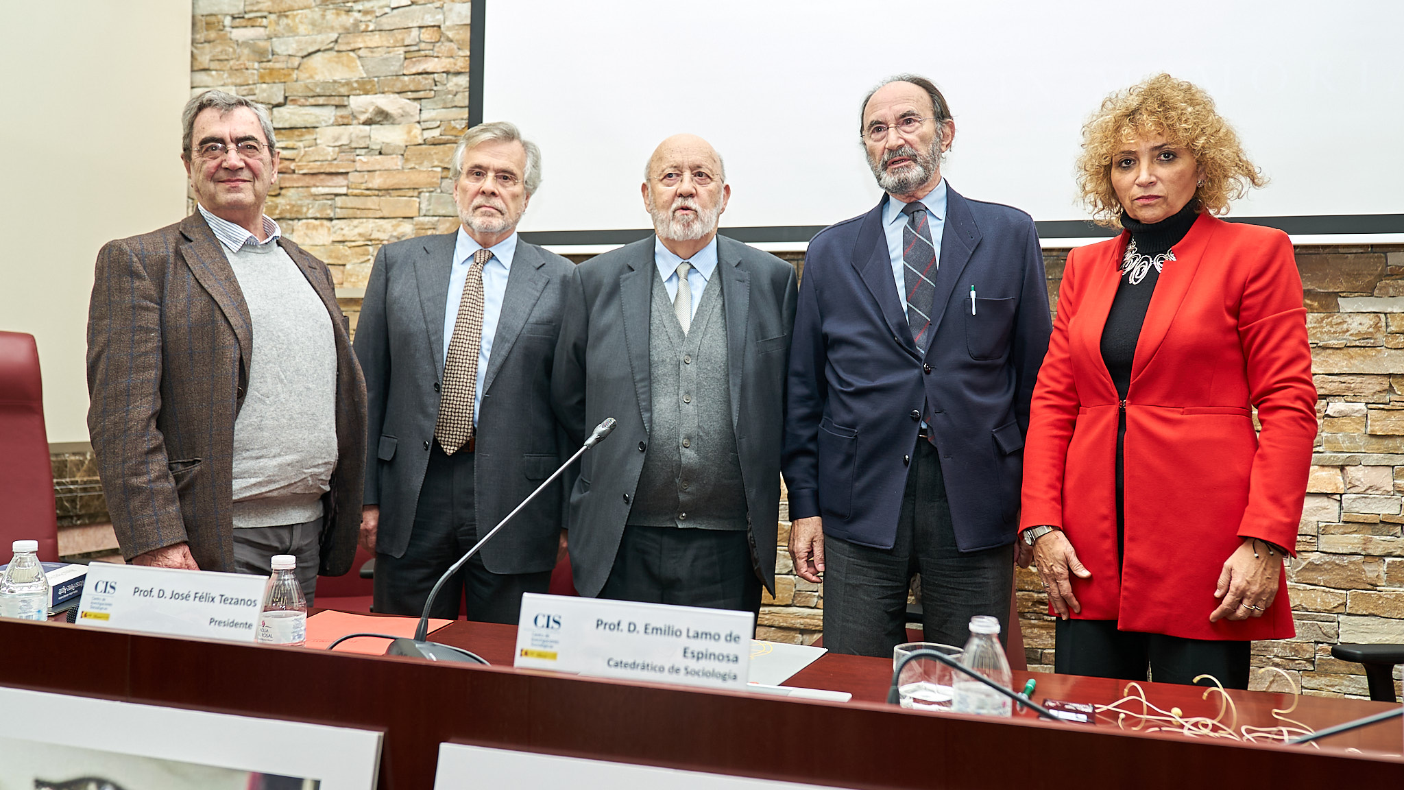 El presidente del CIS, José Félix Tezanos, Alfonso de Esteban, Fausto Miguélez, Alfonso Pérez-Agote y Bernabé Sarabia